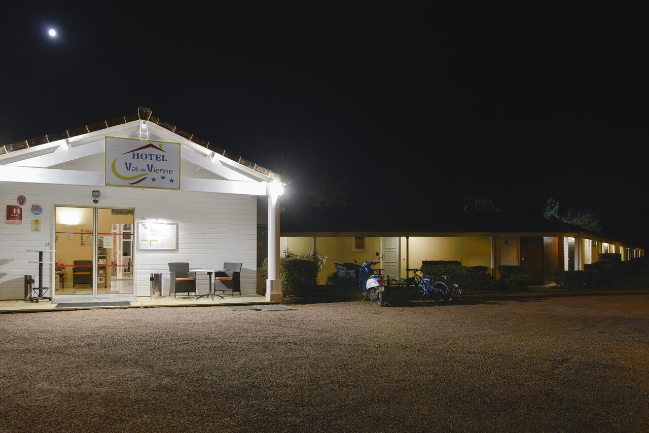 Logis Hotel Val De Vienne Le Vigeant Dış mekan fotoğraf
