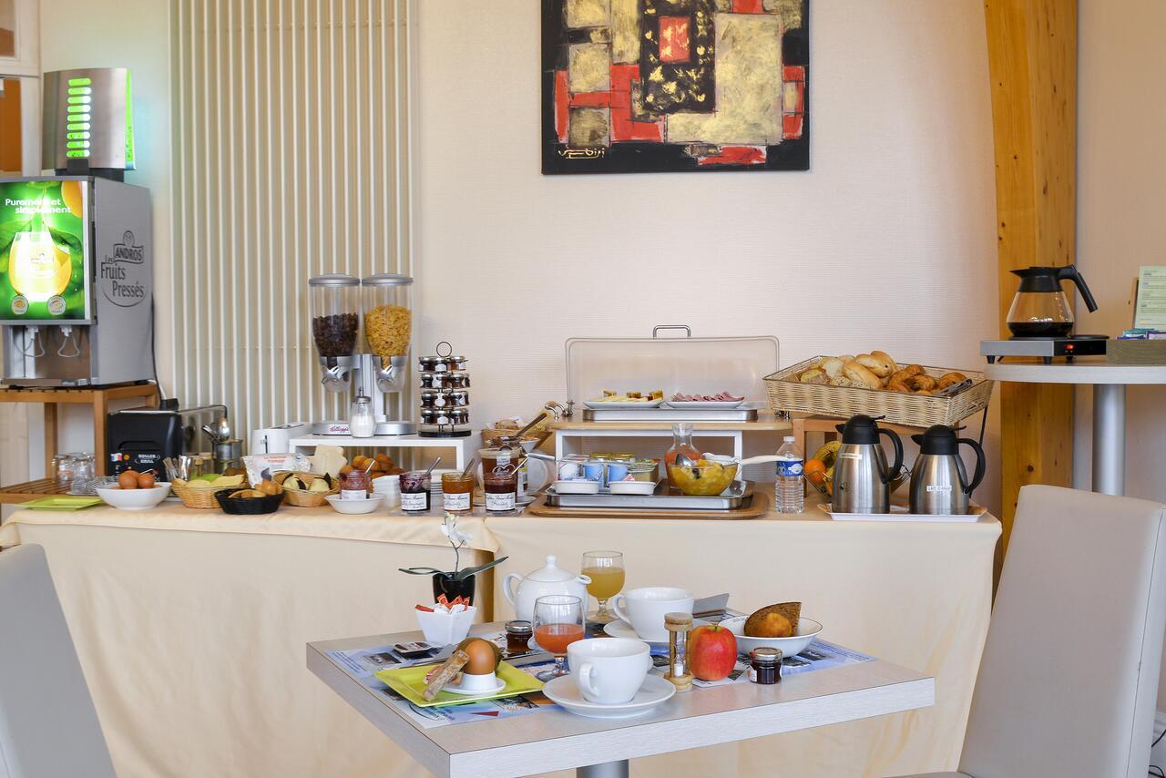 Logis Hotel Val De Vienne Le Vigeant Dış mekan fotoğraf