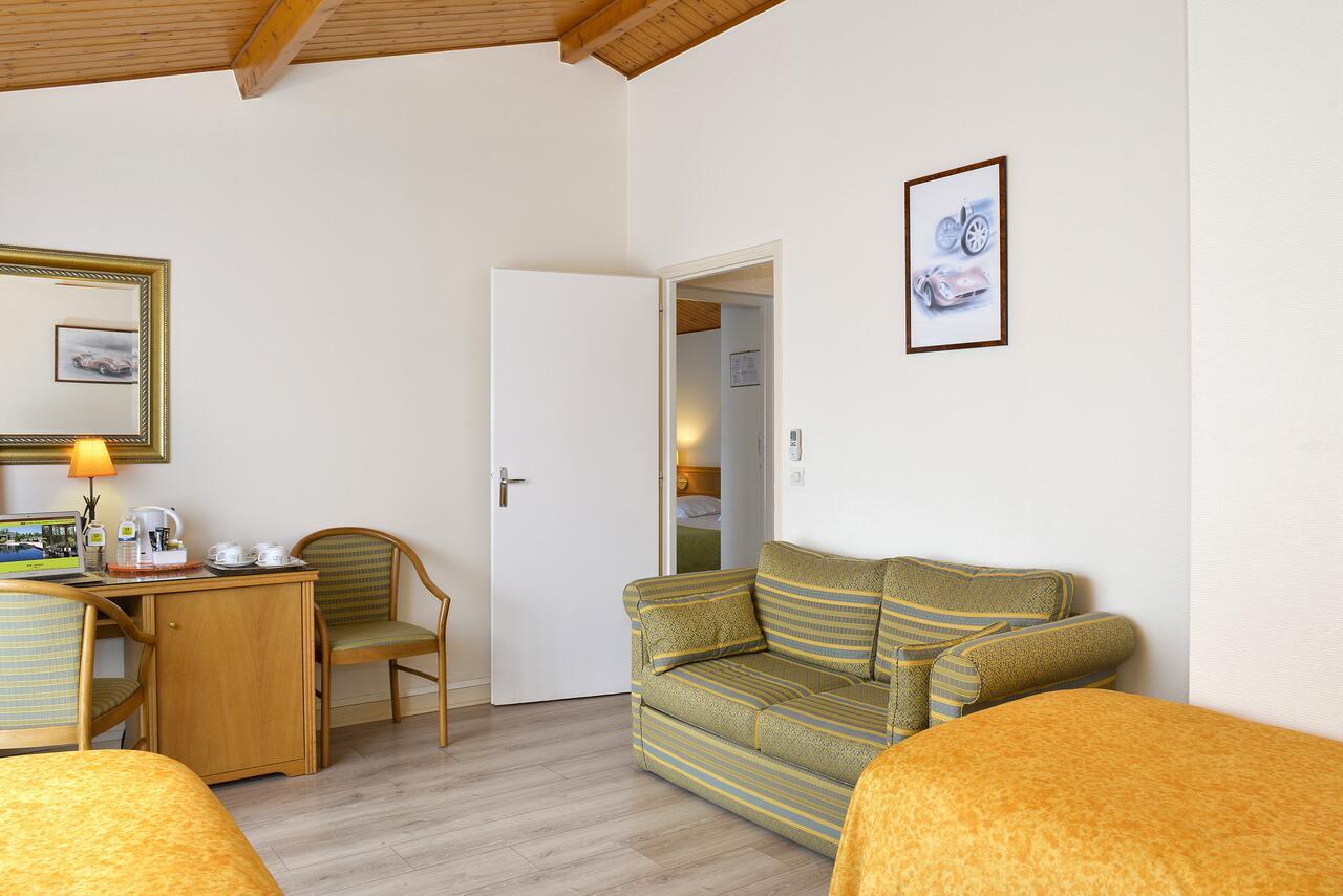 Logis Hotel Val De Vienne Le Vigeant Dış mekan fotoğraf