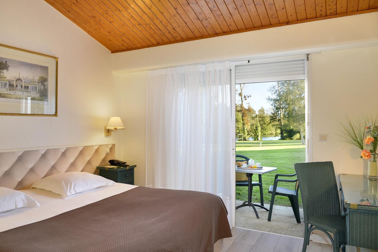 Logis Hotel Val De Vienne Le Vigeant Dış mekan fotoğraf