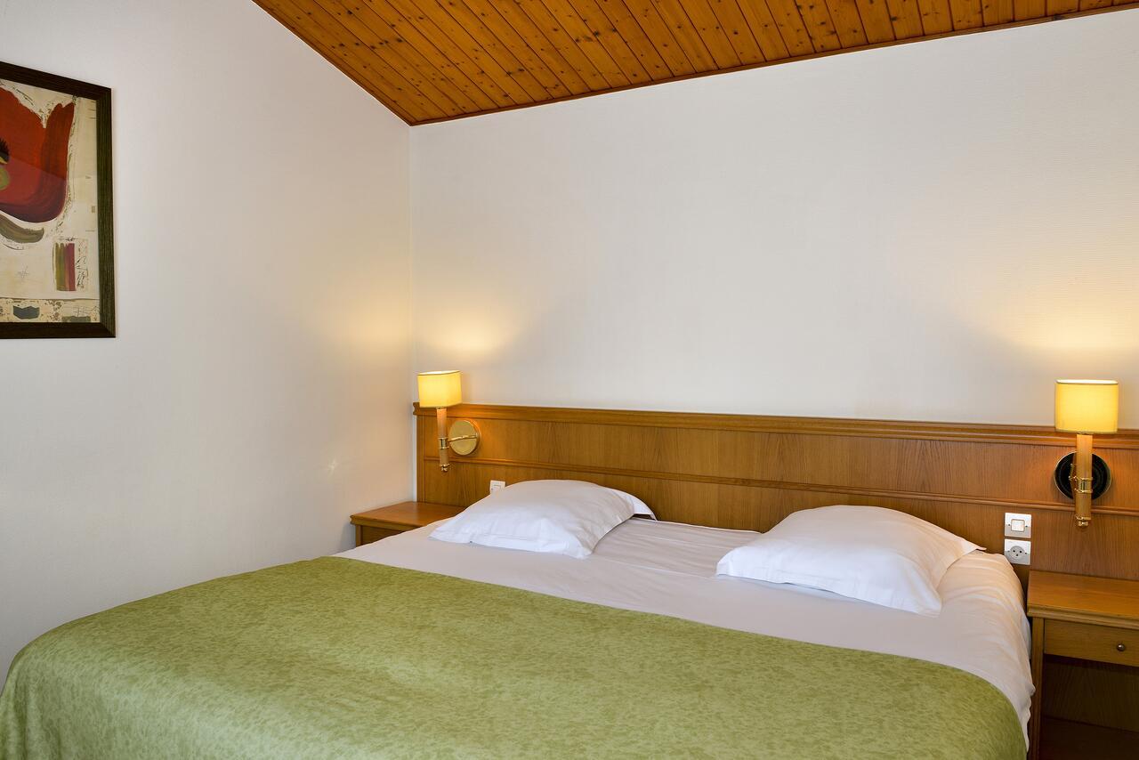 Logis Hotel Val De Vienne Le Vigeant Dış mekan fotoğraf