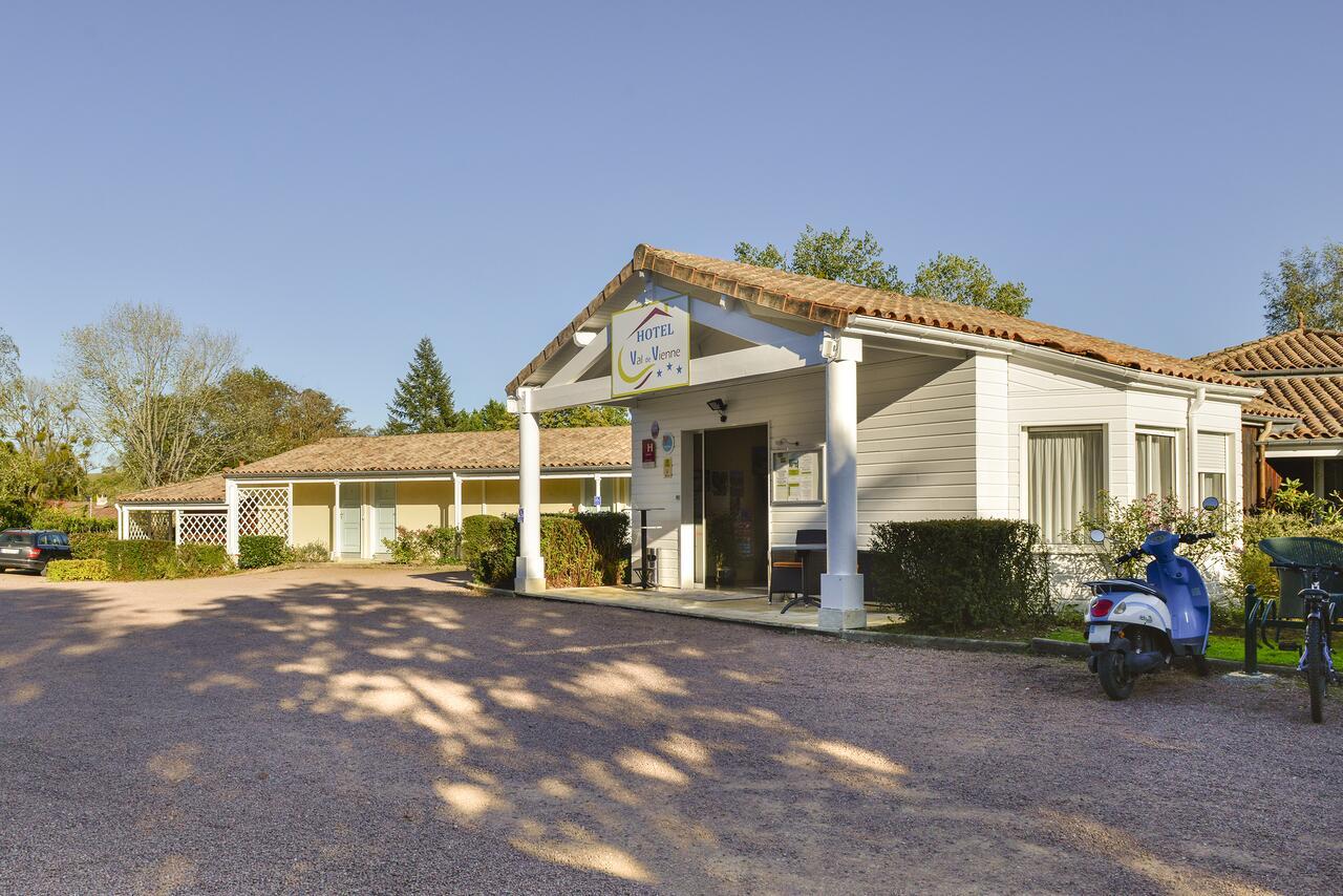 Logis Hotel Val De Vienne Le Vigeant Dış mekan fotoğraf