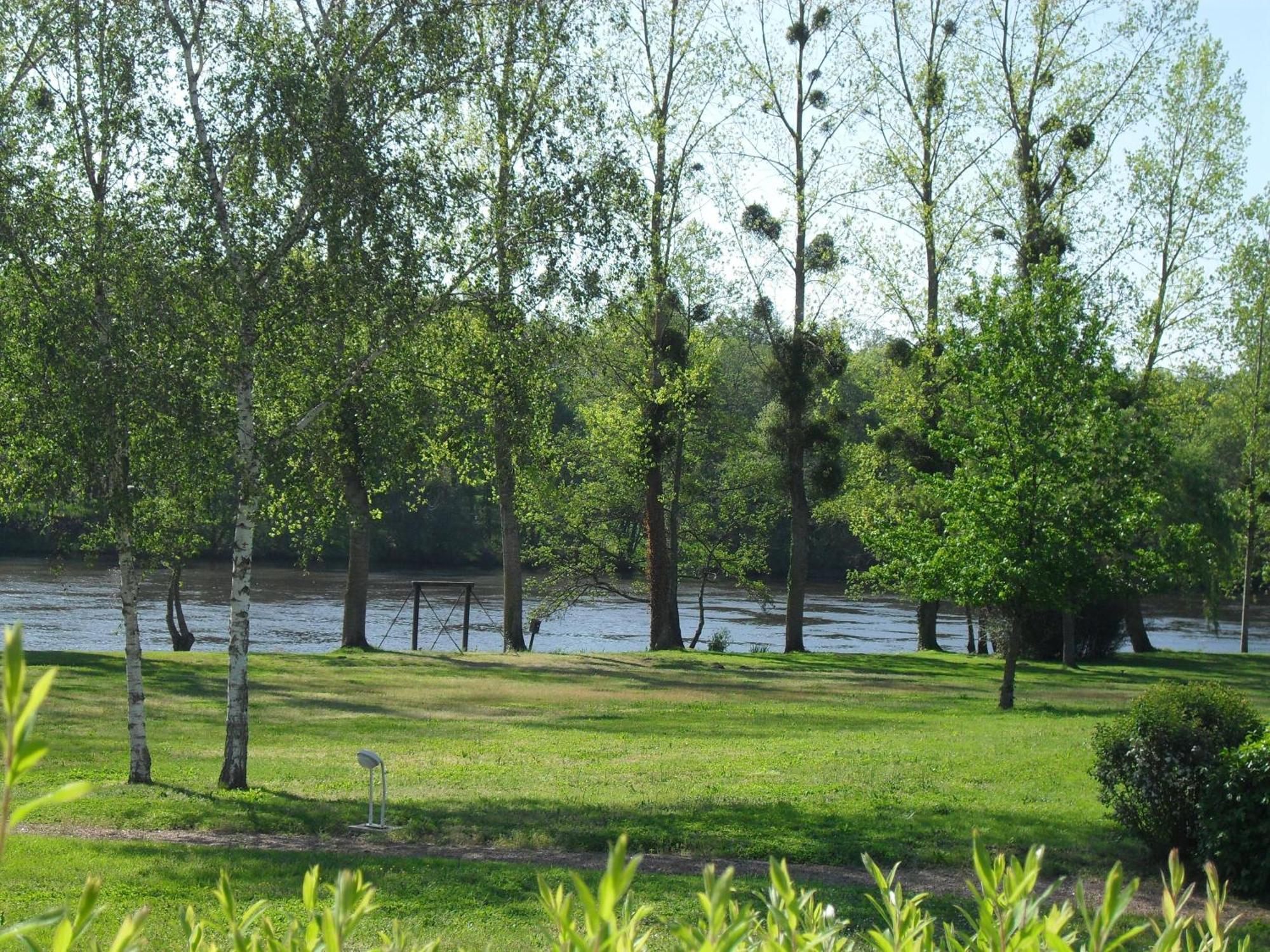 Logis Hotel Val De Vienne Le Vigeant Dış mekan fotoğraf