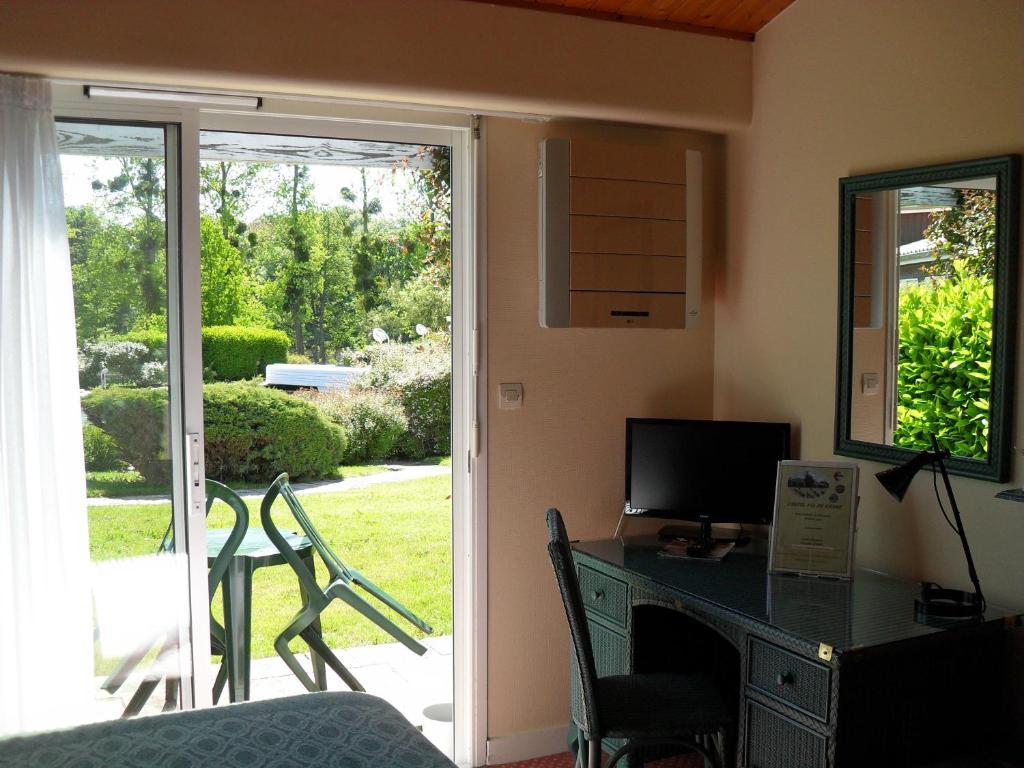 Logis Hotel Val De Vienne Le Vigeant Dış mekan fotoğraf