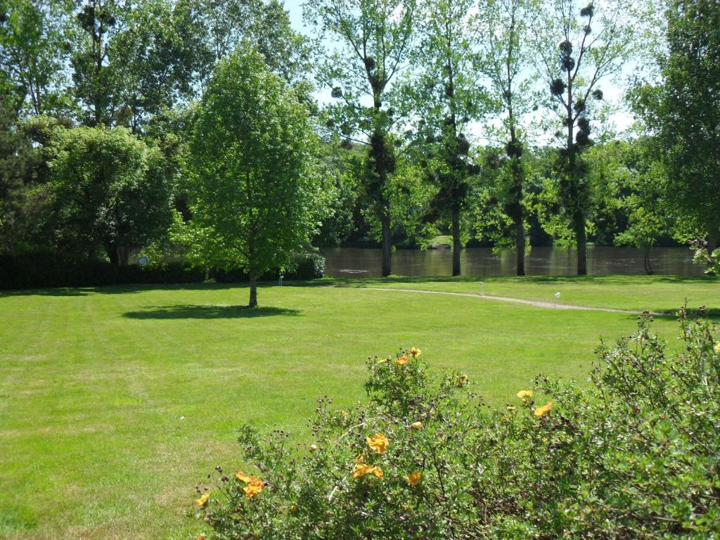 Logis Hotel Val De Vienne Le Vigeant Dış mekan fotoğraf