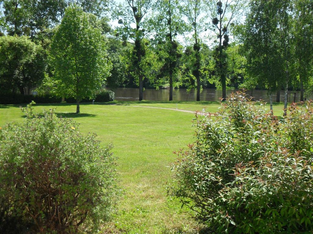 Logis Hotel Val De Vienne Le Vigeant Dış mekan fotoğraf