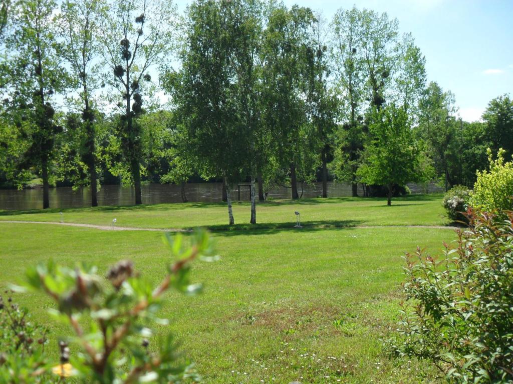 Logis Hotel Val De Vienne Le Vigeant Dış mekan fotoğraf
