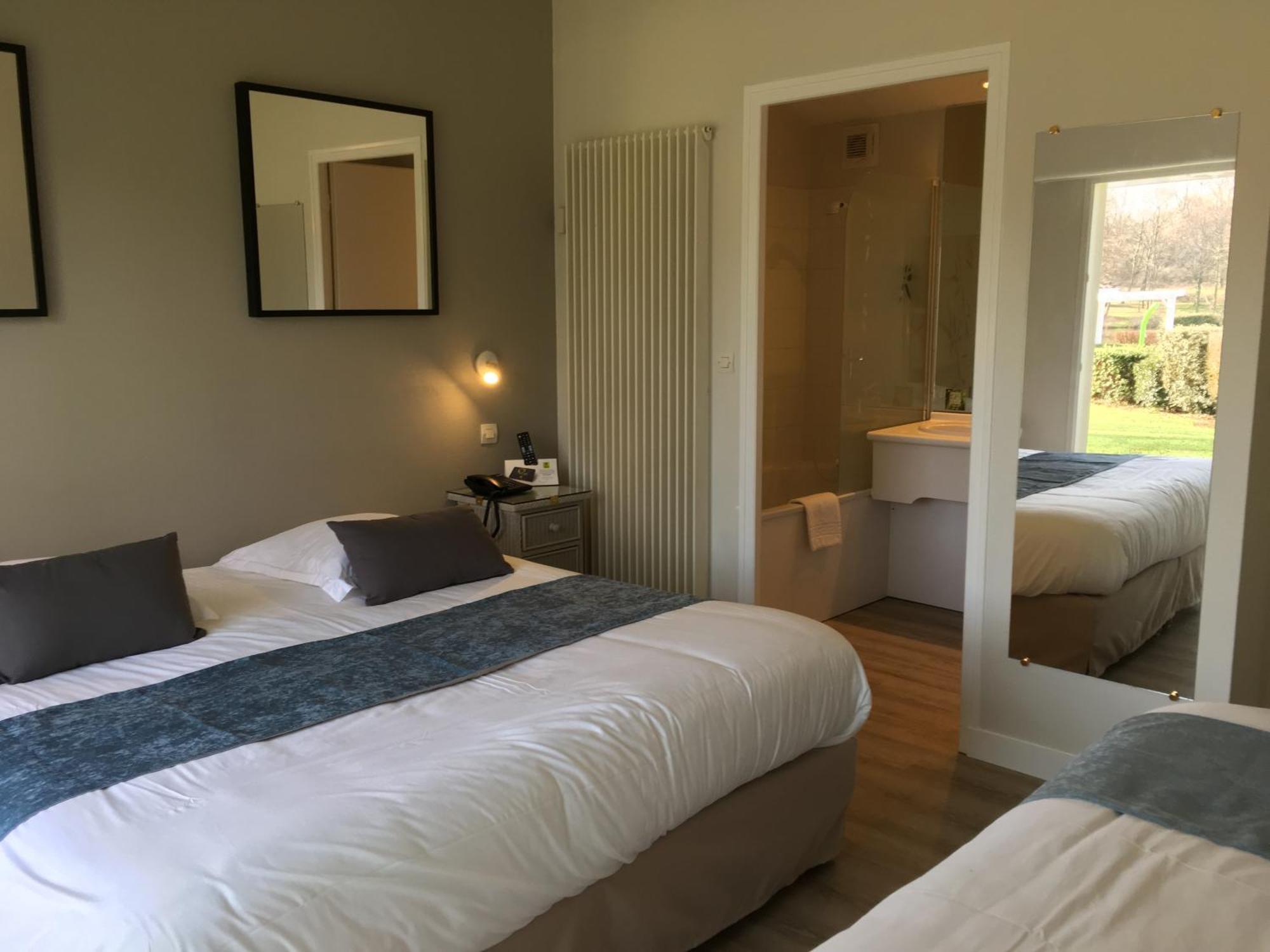 Logis Hotel Val De Vienne Le Vigeant Dış mekan fotoğraf